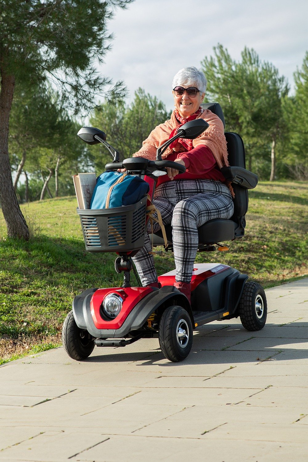 scooter-electrico-mallorka-totalcare-foto_modelo_vertical